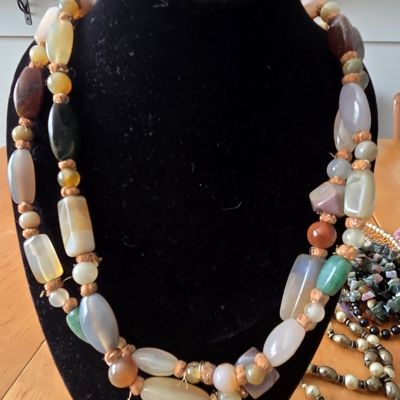 Vintage Jewelry - Elegant Multicolor Beaded Necklace